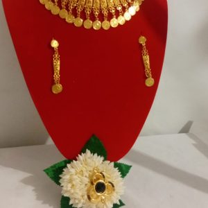 Ensemble de bijoux dorés